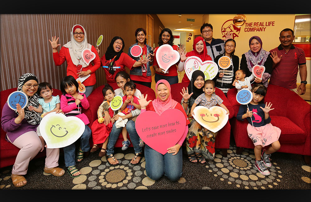 AIA-employees-hosted-the-children-and-family-who-came-to-receive-the-mock-cheque-from-AIA-Bhd-during-the-AIA-Touching-Lives-Charity-Bazaar-held-on-16-October-2015