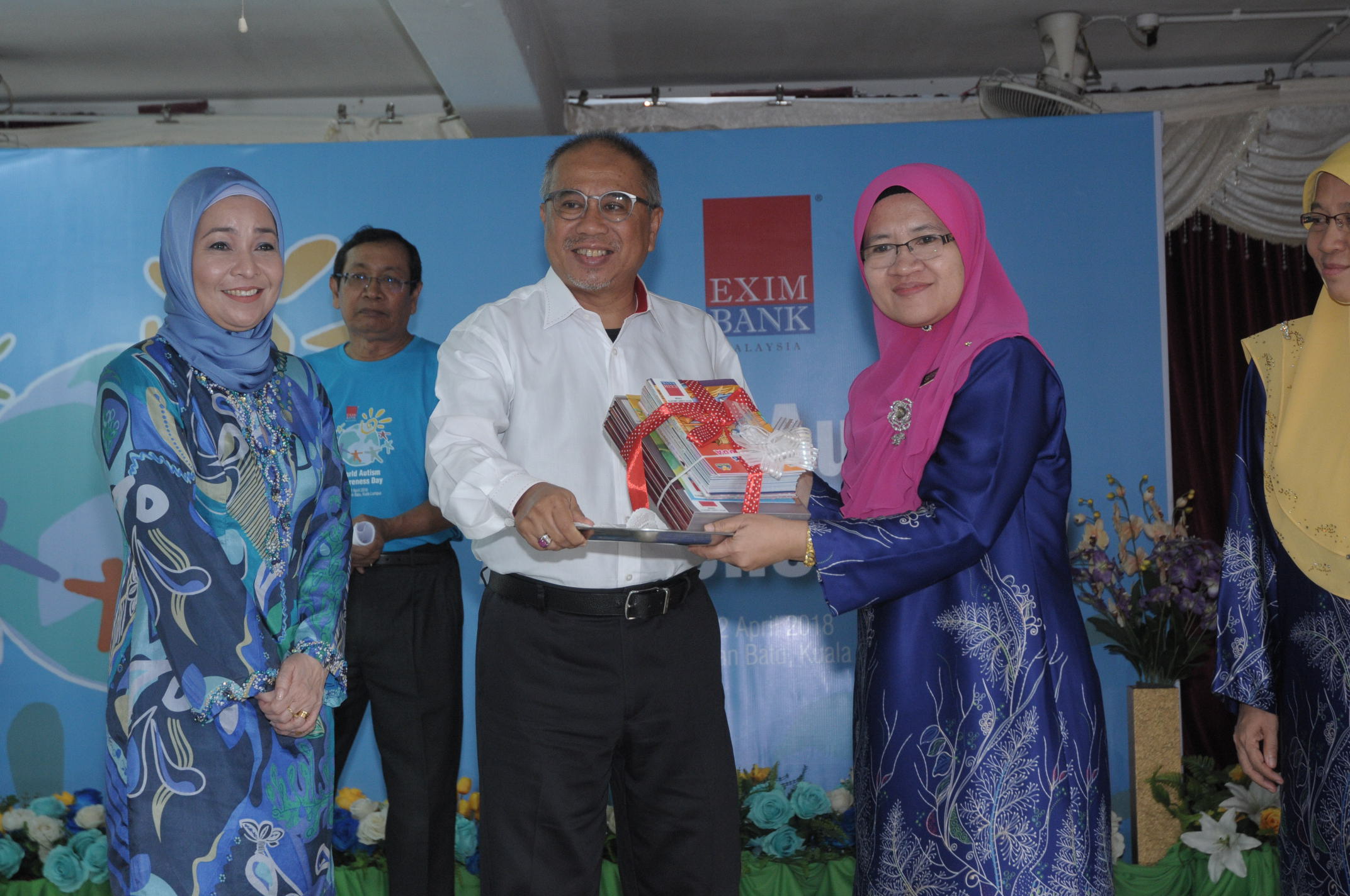 EXIM Bank celebrated World Autism Awareness Day with a group of autistic children under the ‘Program Pendidikan Khas Integrasi’ at Sekolah Kebangsaan Jalan Batu.