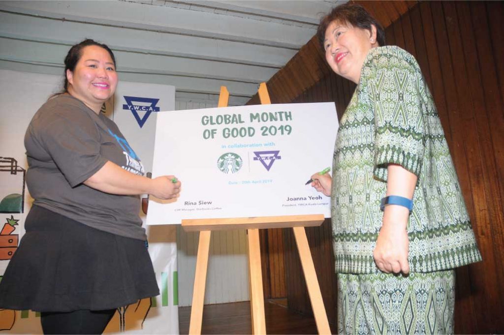 (left) Rina Siew, Corporate Social Responsibility Manager of Starbucks Malaysia and Brunei officiating the Starbucks Global Month of Good 2019 event and (right) Joanne Yeoh, President of the Young Women’s Christian Association (YWCA) Kuala Lumpur officiating the Starbucks Global Month of Good 2019 event