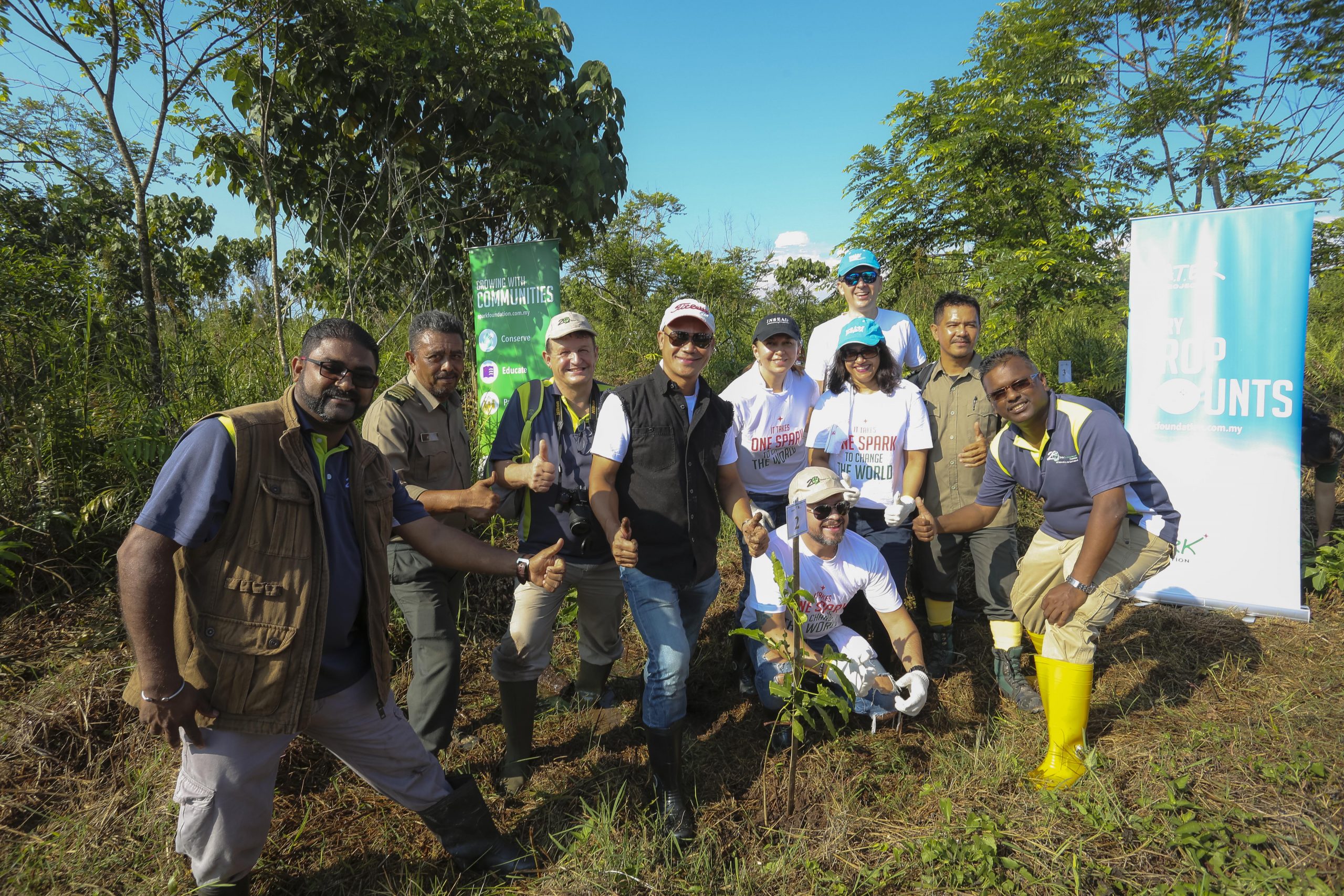 SPARK Foundation’s Principal Funder’s Management Team together with representatives from GEC and the Selangor State Forestry Department during the tree-planting programme as part of SPARK Foundation’s Water Stewardship Agenda 2018-2020