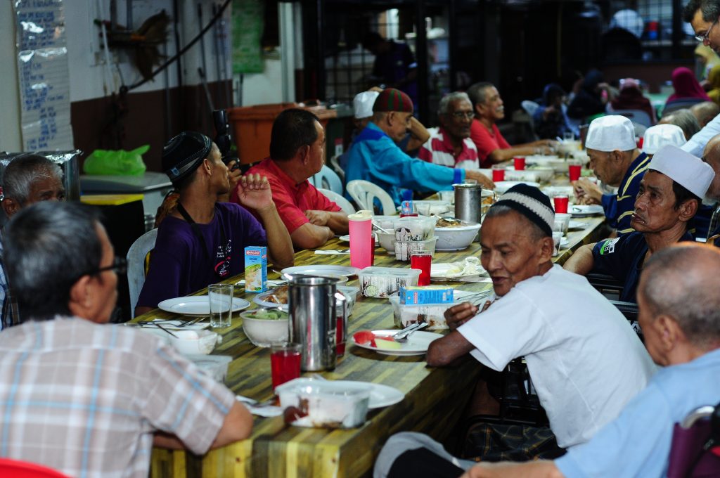 The senior residents of Pusat Jagaan Al-Fikrah Kajang enjoying the meal provided by The Food Truck