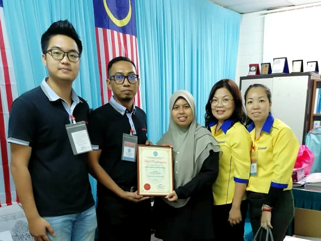 Swissen Transport and Trading presenting certificate to Sekolah Perigi Acheh