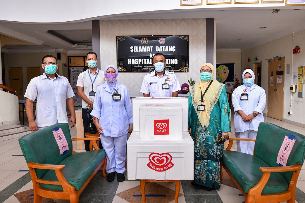 Wall’s Malaysia spreading happiness to hospital staff at Hospital Banting through the distribution of complimentary ice creams
