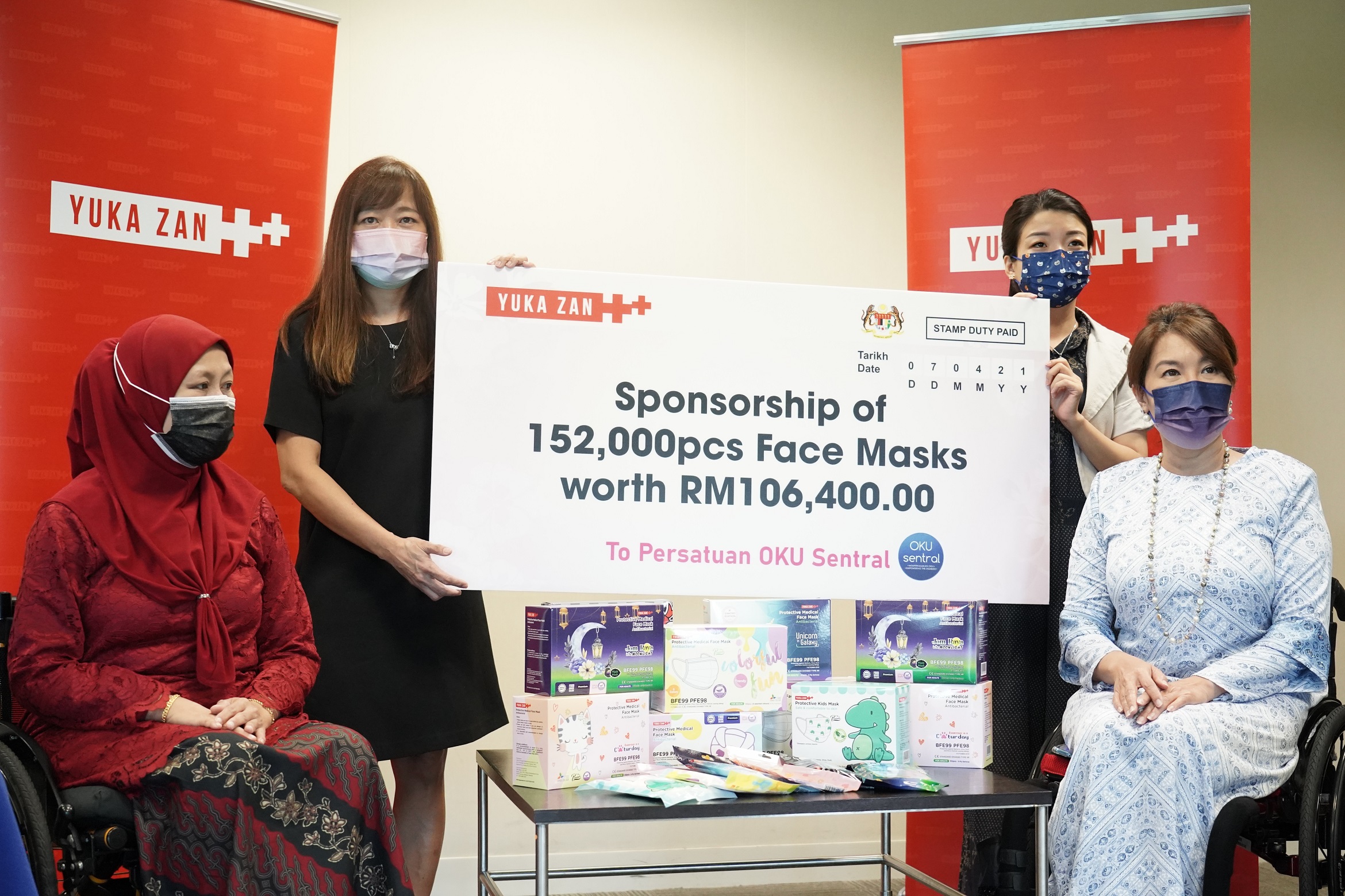 Yuka Zan representatives presenting the face masks donation to Datuk Ras Adiba of OKU Sentral yuka zan
