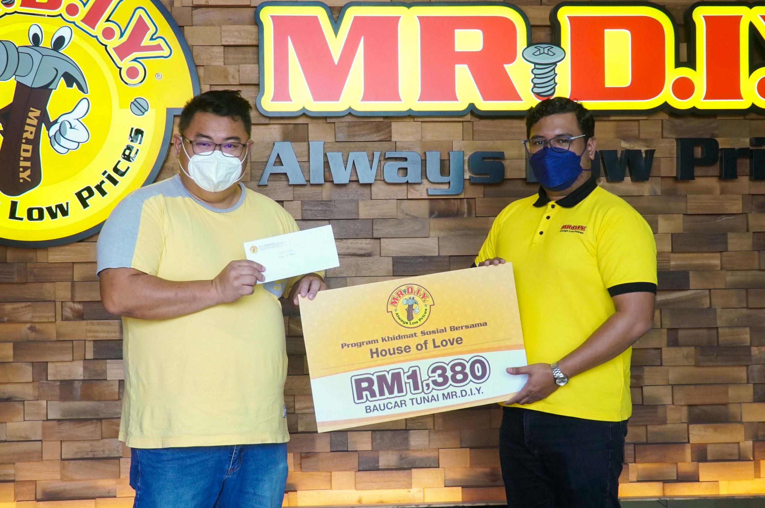 Dr. Joseph Pang, Founder of House of Love (Left) receiving the cash vouchers from Muhammad Nuramin, Branding Assistant Manager of MR D.I.Y. Group (M) Berhad (Right)