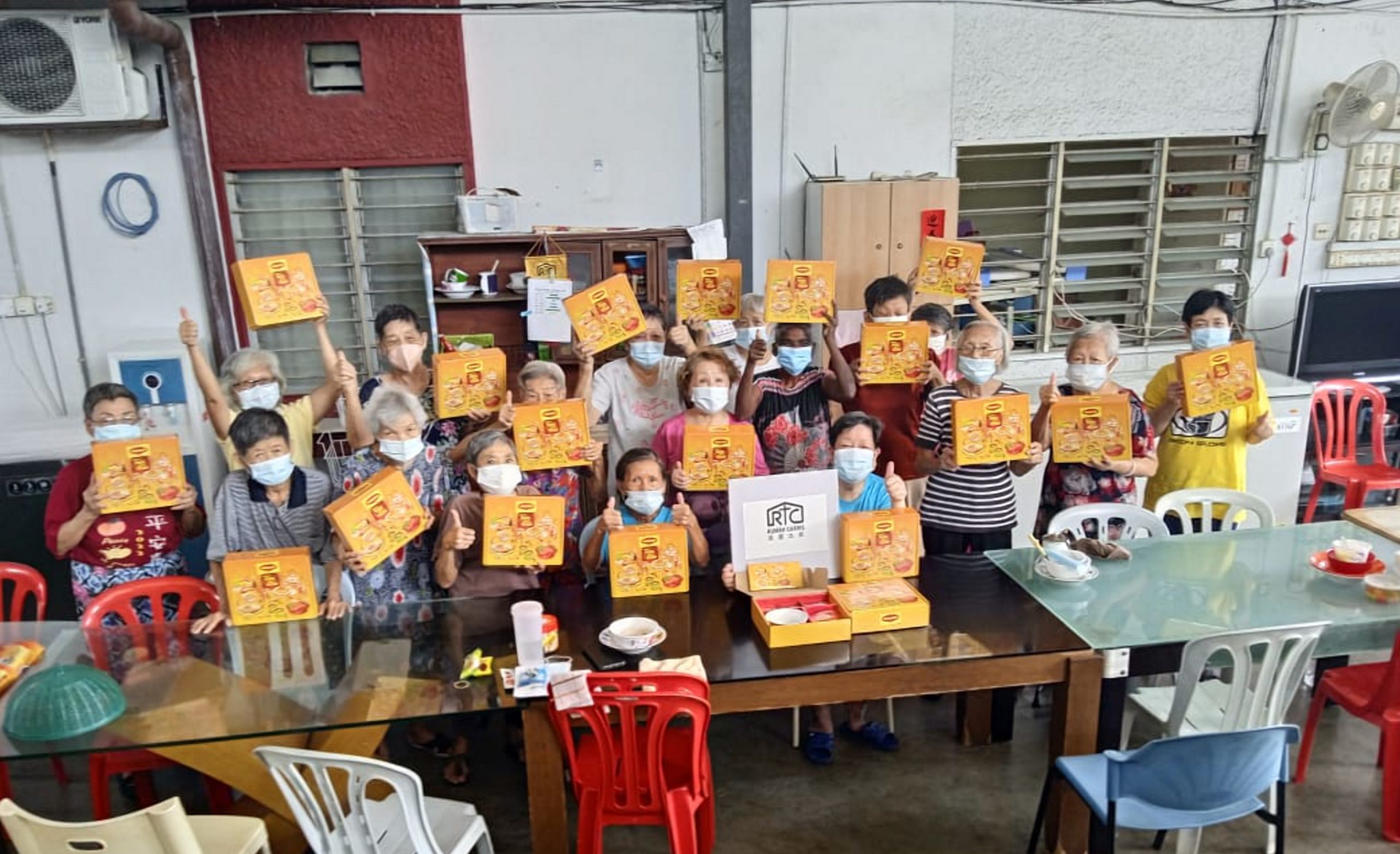 IMG 1 – Senior citizens at Rumah Charis receiving goodies from MAGGI (002)