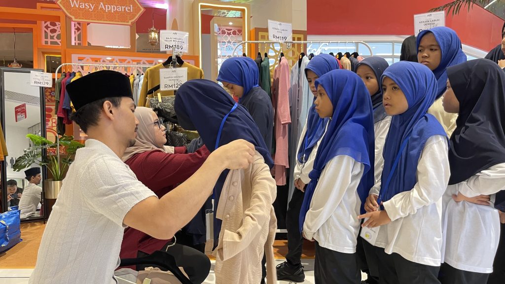 Broadcasters and students enjoy a festive shopping day at Sunway Putra Mall, finding the perfect baju raya