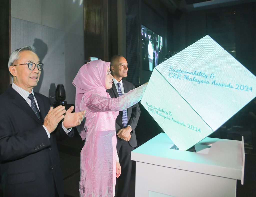 YB Datuk Seri Dr Noraini Ahmad accompanied by Dato' Raja Rajendran and Lee Seng Chee