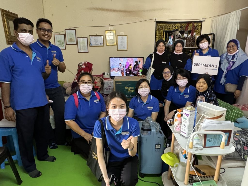 En. Sahrul (middle) and his family received goodwill packages from IJM Seremban 2 during its annual Program Mesra Ramadan