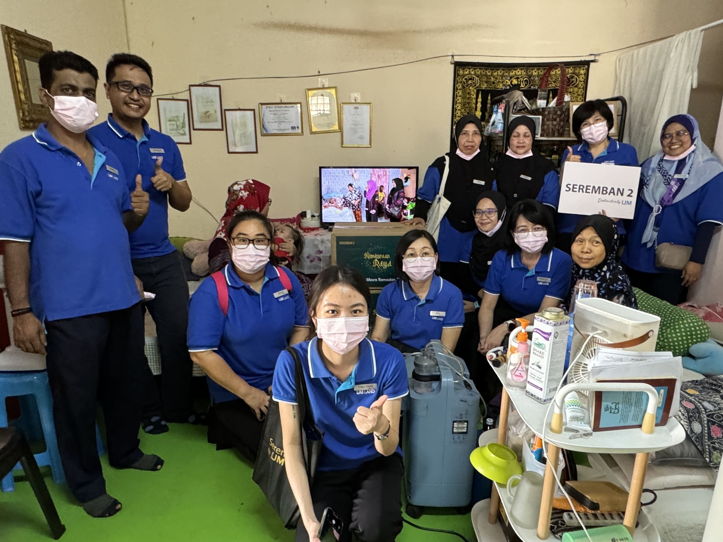 IMG 1 (2) En. Sahrul (middle) and his family received goodwill packages from IJM Seremban 2 during its annual Program Mesra Ramadan