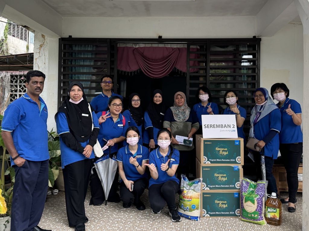 IJM Seremban 2 provided Puan Norizan and her family with financial support and other essential items to lessen their burden for the upcoming festivity