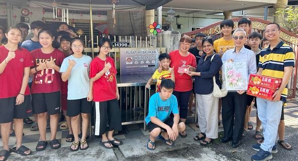 Vijaya Letchumi (Chairman of Educoop) presenting a donation cheque to Lesley Mah (Operator of House of Joy, Puchong) in the presence of some of the children of the home
