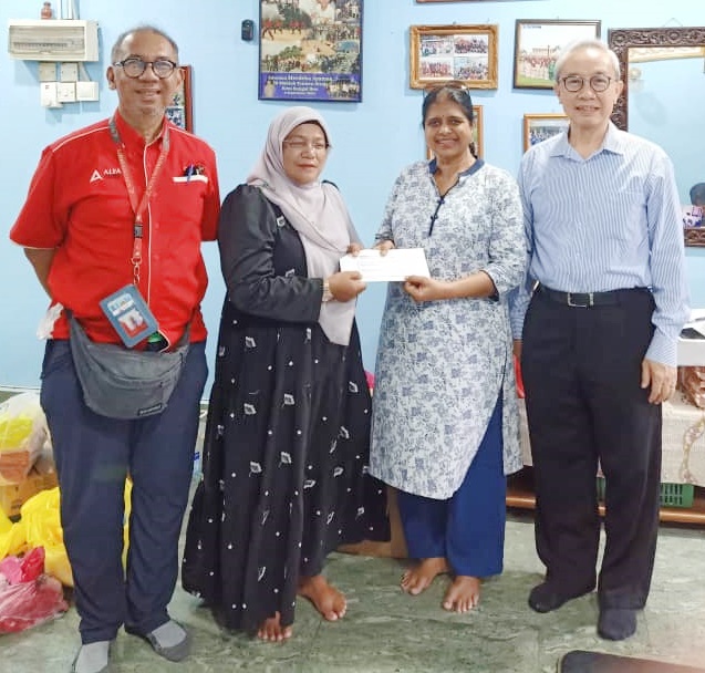 Vijaya Letchumi (Chairman of Educoop) presenting a donation cheque to Noorsidah Yahya (Co-founder of Persatuan Kebajikan Anak-anak Yatim Dan Ibu Tunggal Hajah Kamariah) together with Educoop members, Zainudin Johari and Lee Seng Chee