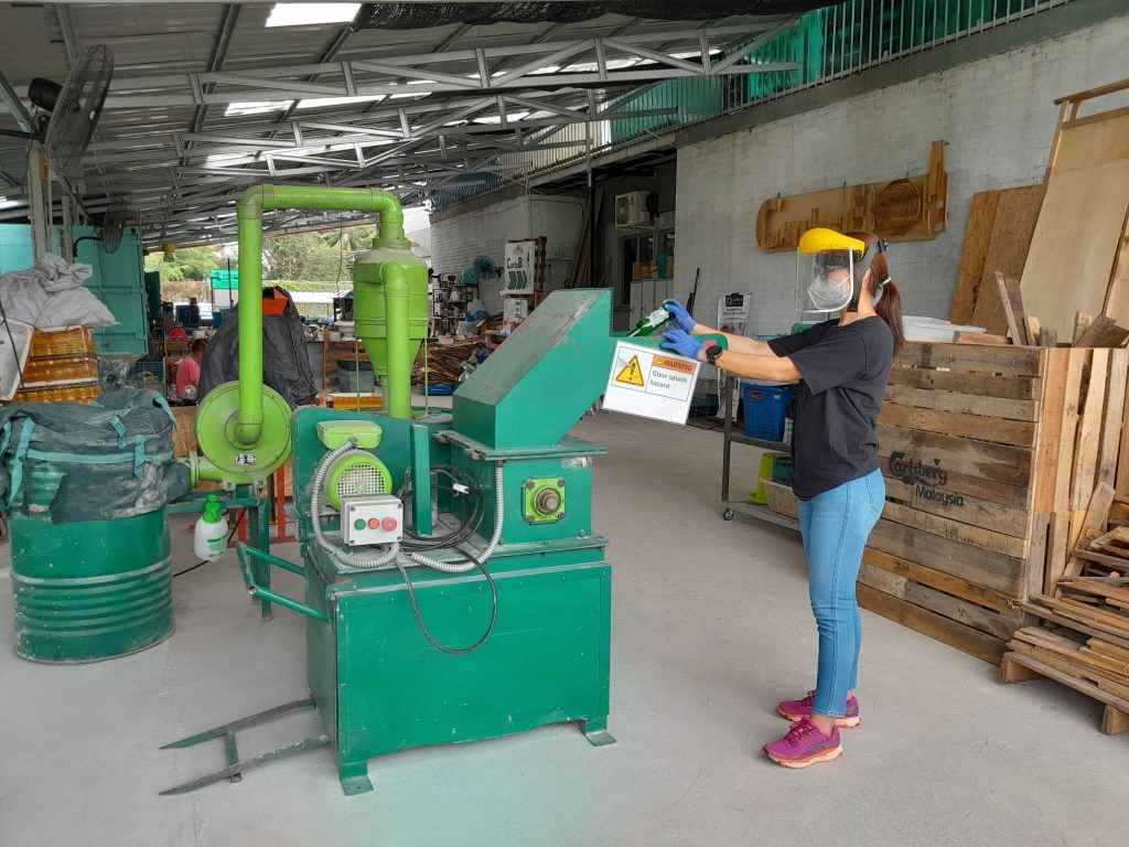The CarlsBot machine is able to crush 600kg of glass bottles per hour and transform it into useful resources.