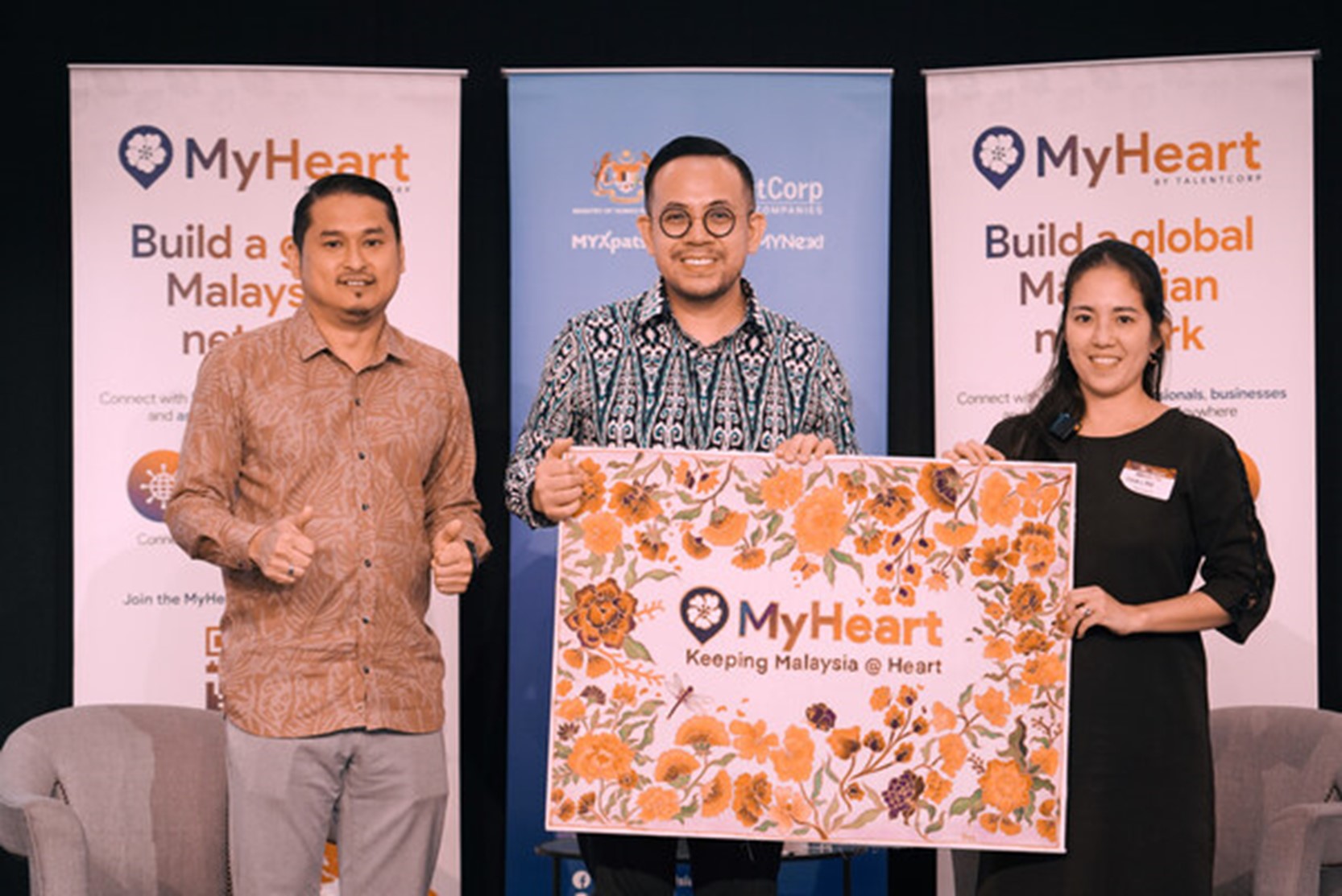 YB Steven Sim Chee Keong, Minister of Human Resources and Nazrul Aziz, TalentCorp Group Chief Strategy Officer presented with a batik piece designed by