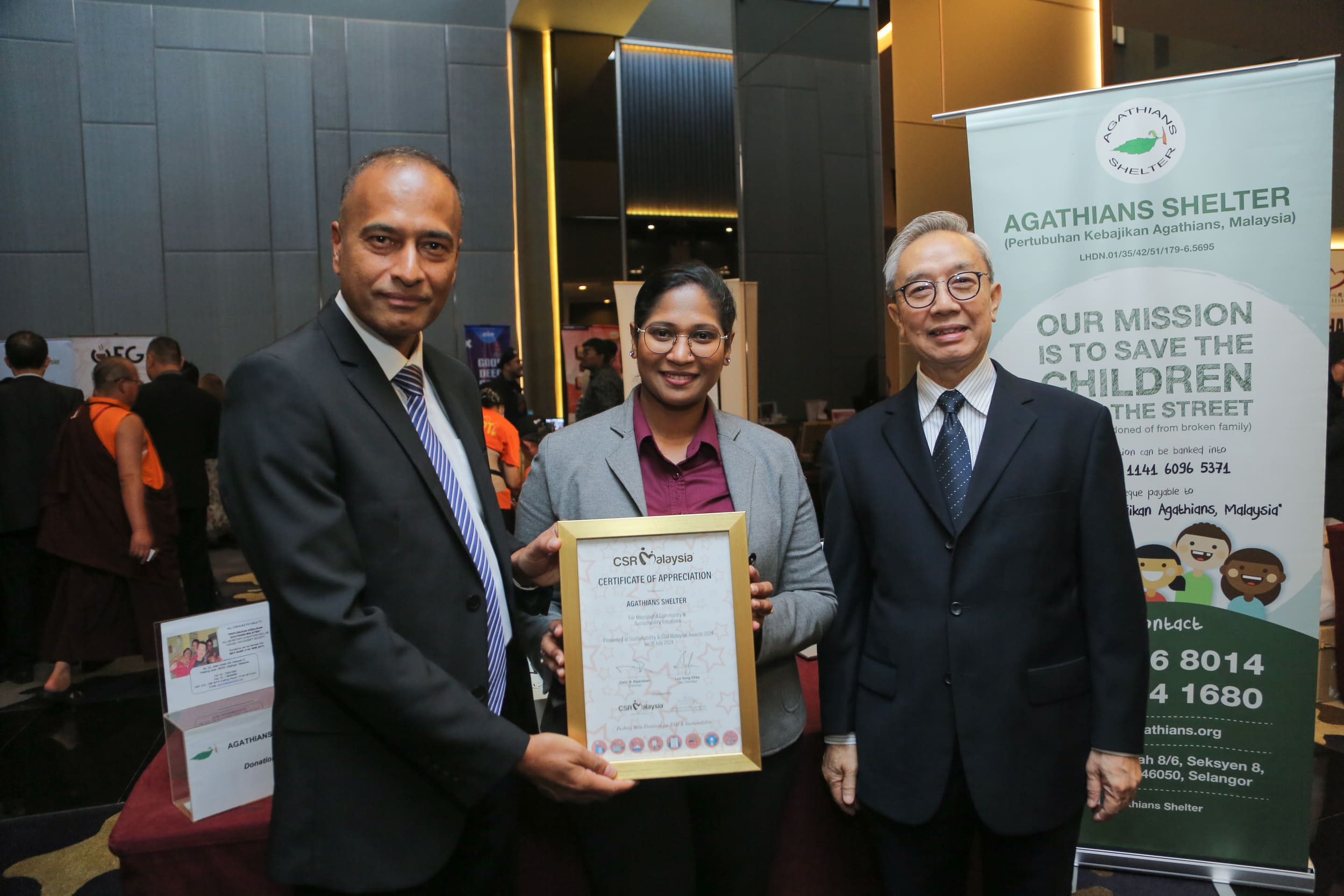 Dato’ R. Rajendran and Mr. Lee Seng Chee presenting a certificate of appreciation to Agathians Shelter