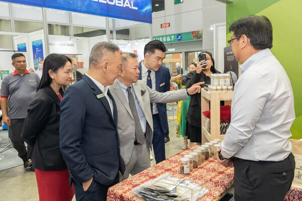 Datuk Chan Foong Hin, Deputy Minister of Plantation and Commodities (third from right) officiated the opening and visited the exhibition MIFB 2024: Malaysia's Premier F&B Event Showcases Food Tech & Sustainability