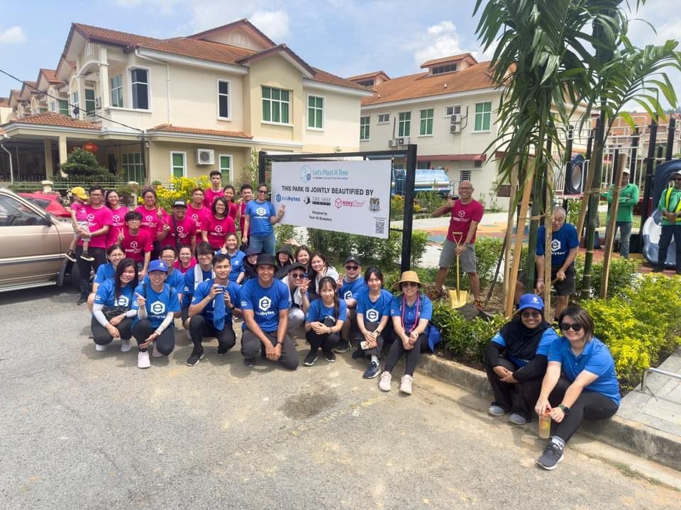 Exabytes and EasyParcel members at the Let's Plant a Tree Event