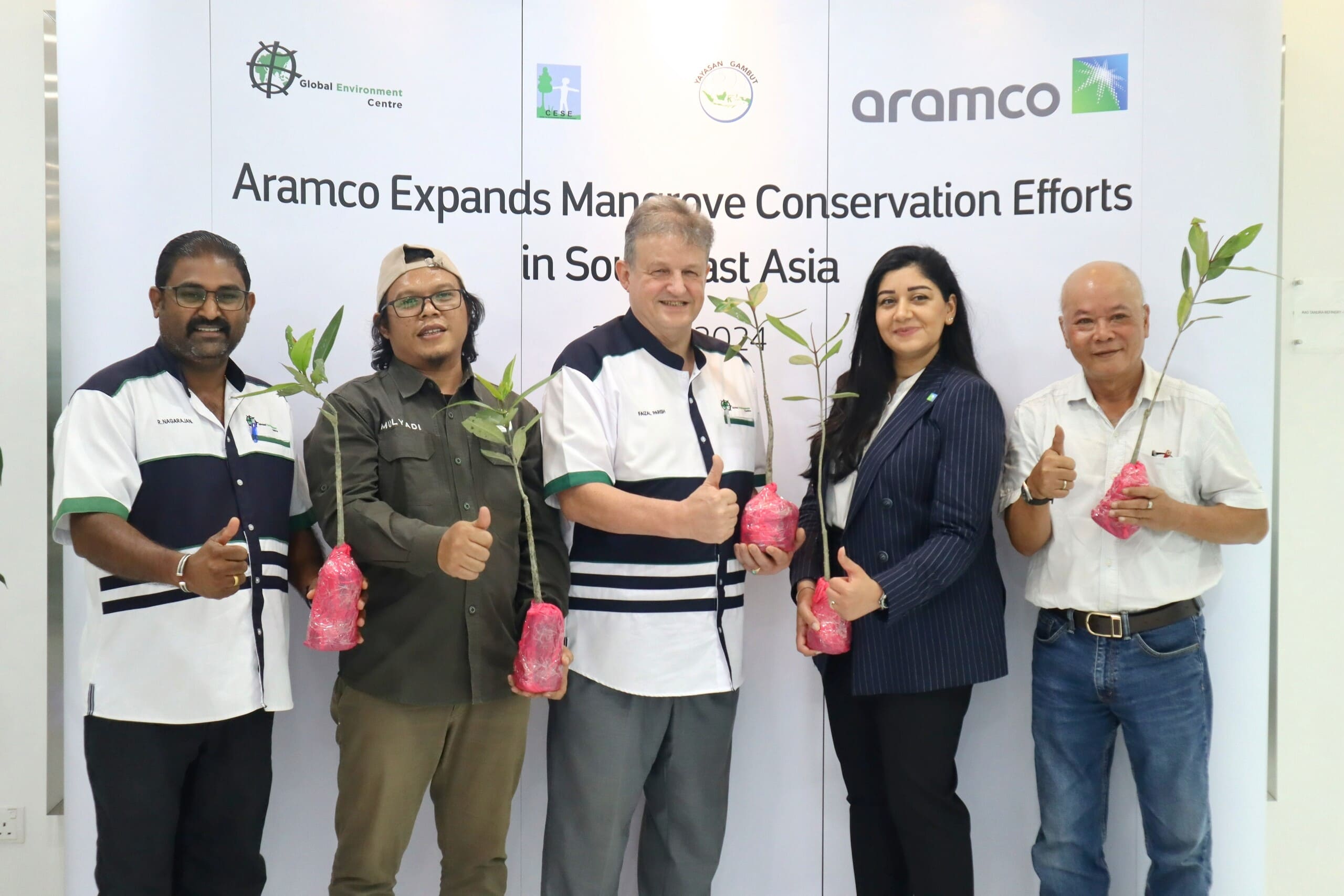 (From L) Nagarajan Rengasamy, Manager of GEC’s Forest & Coastal Programme; Mulyadi, Director of YG; Faizal Parish, Director of GEC; Fai K. Aldossary, Managing Director of Aramco Singapore; and Dr. Le Phat Quoi, Project Coordinator of CESE with mangrove samplings as symbolic gifting to commemorate the partnership