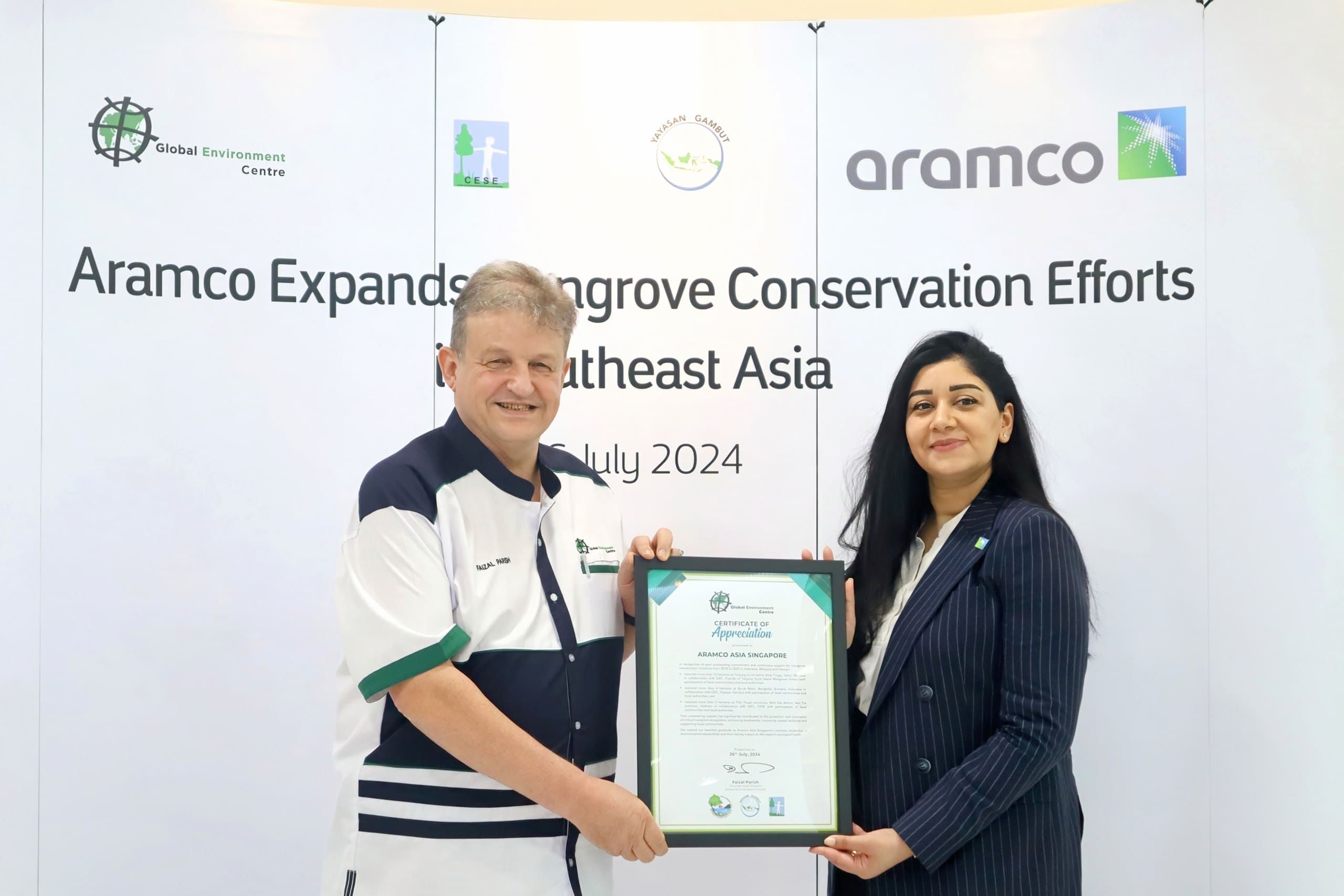 (L) Faizal Parish, Director of GEC presented Certificate of Appreciation by GEC to (R) Fai K. Aldossary, Managing Director of Aramco Singapore for their ongoing and continuous support in community-based mangrove conservation initiatives