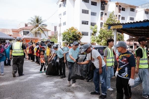 Representatives and participants hard at work to keep the area of Flat PKNS Taman Dato Harun clean and dengue free