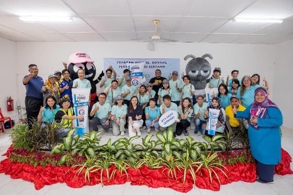 Representatives from KAO Malaysia, Takeda Malaysia, Selangor State Government and the community posing for a group photo to commemorate the event KAO Malaysia's GUARD OUR FUTURE Project Takes on Dengue with Selangor Community Clean-Up