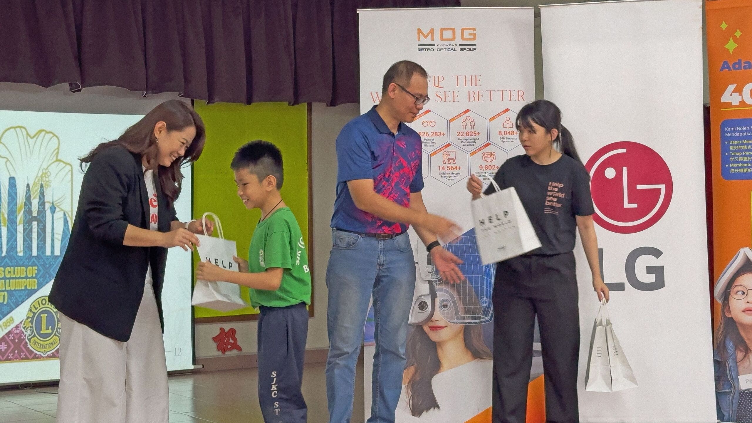 The MOG Eyewear and LG teams distributing goodie bags to delighted recipients.