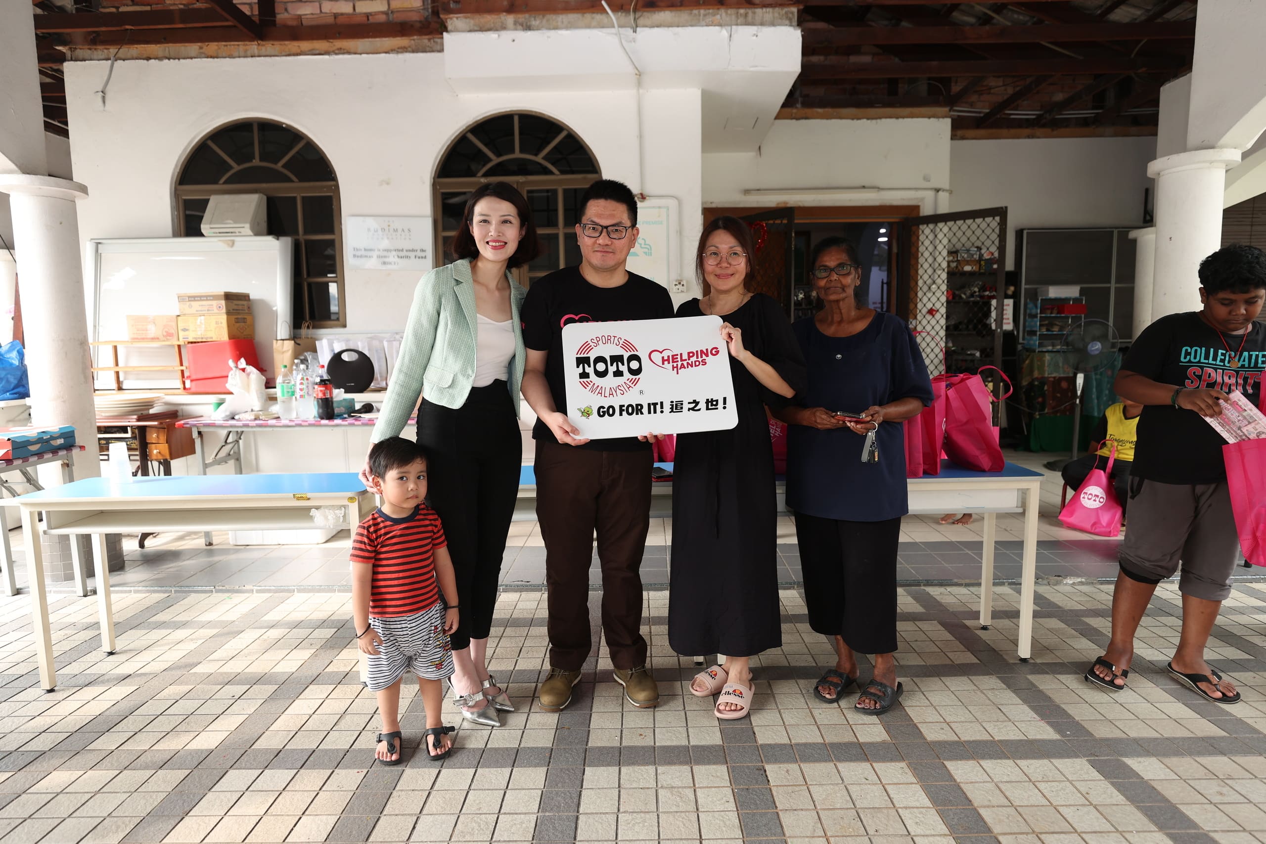 Frace Yip of STM Lottery and Dr Soo Wincci presenting the donation cheque to Frieda and Nalini of Hiichiikok Foundation