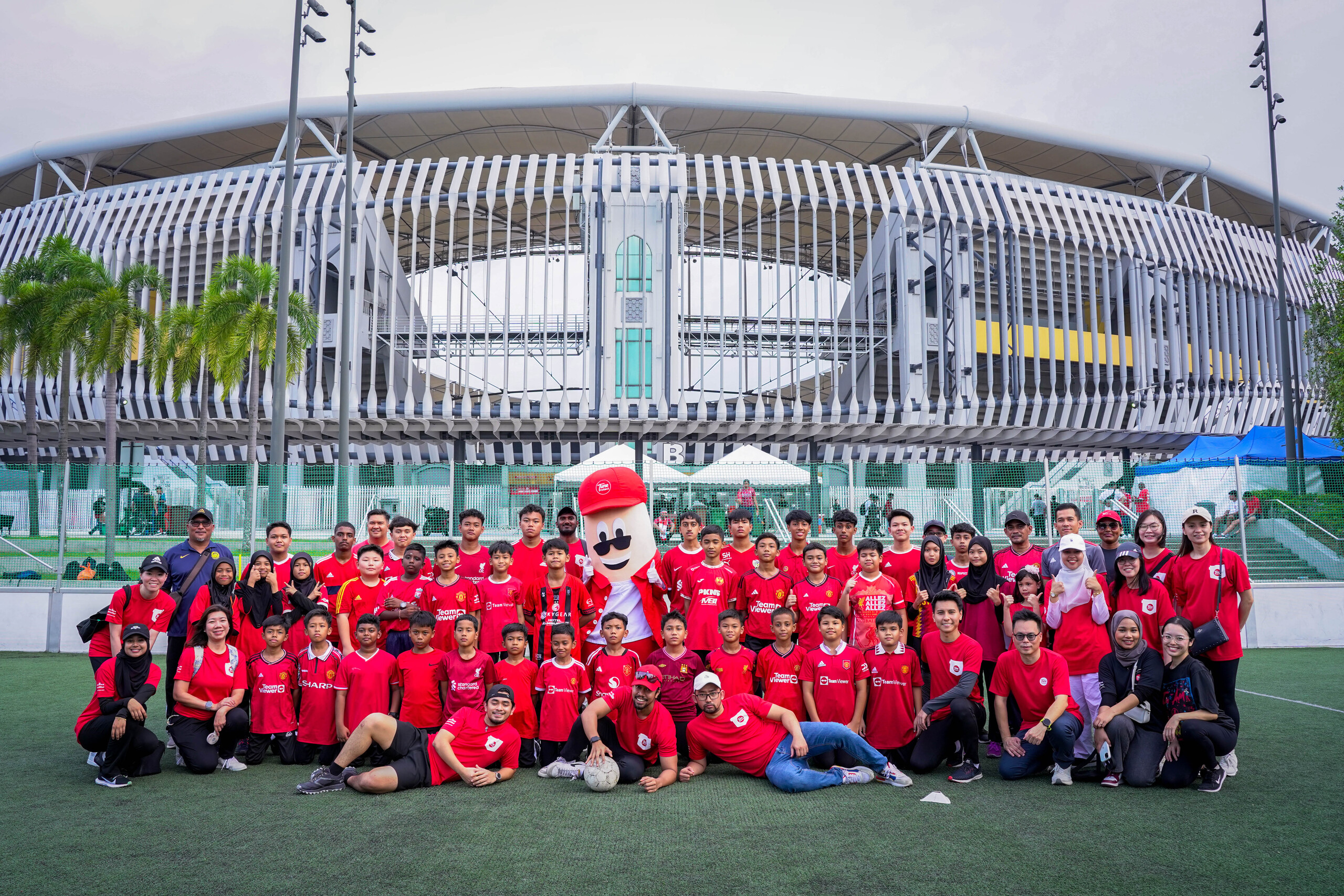 Tune Protect volunteers and students from SK Cochrane at the Bukit Jalil National Stadium 