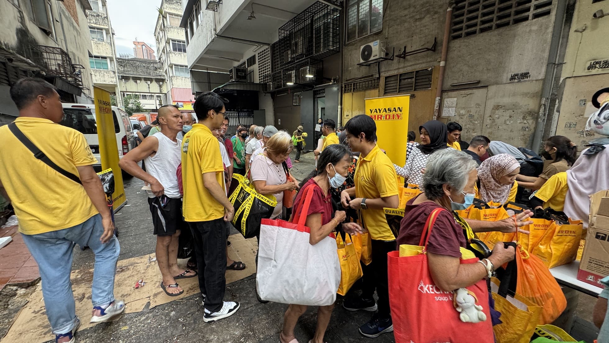 YAYASAN MR D.I.Y and Food4u Feed the Homeless