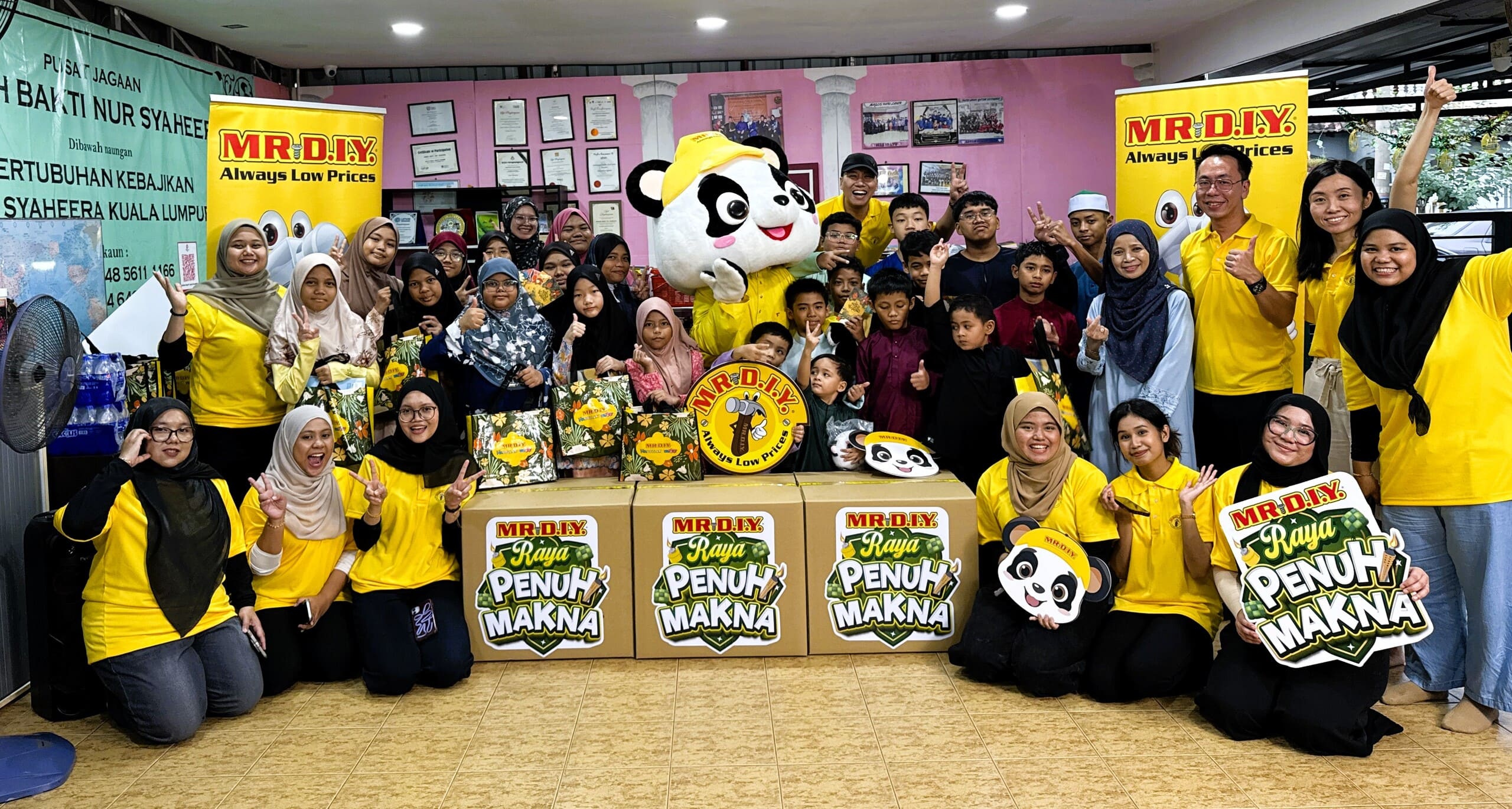 Yayasan MR D.I.Y. spreads festive cheer with ‘Raya Penuh Makna’