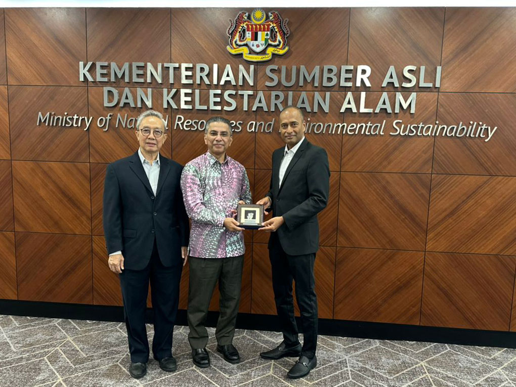 Syed Ibrahim Syed Noh presents souvenir to Dato’ R. Rajendran and Lee Seng Chee of CSR Malaysia